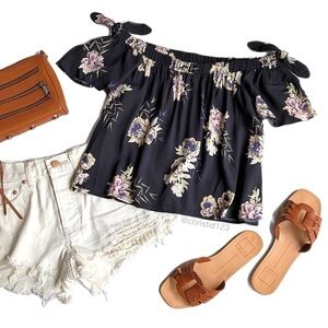 ASTR Cropped Floral Top